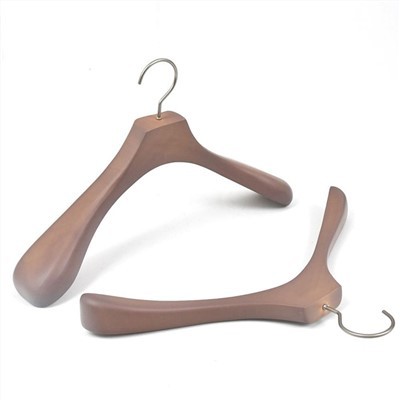 Perchas anchas de madera para traje